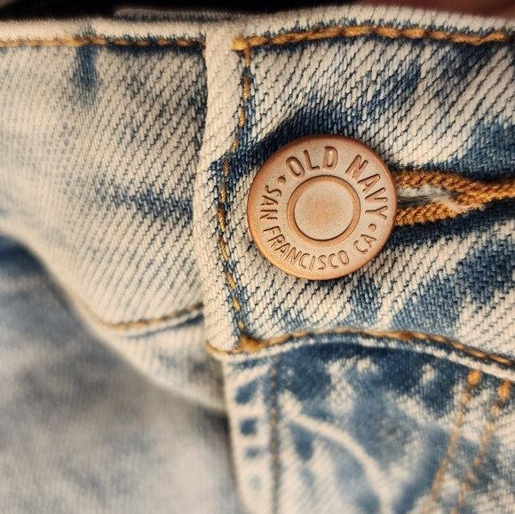 Old Navy lightwash plus Size 18 jeans. Comfort waist. - Picture 2 of 14